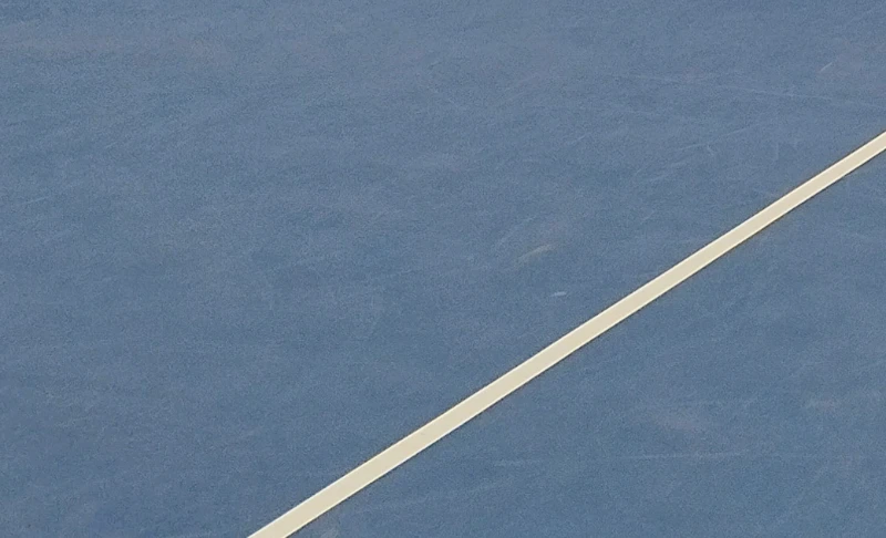 Superficie da pickleball concorrente con segni e graffi visibili