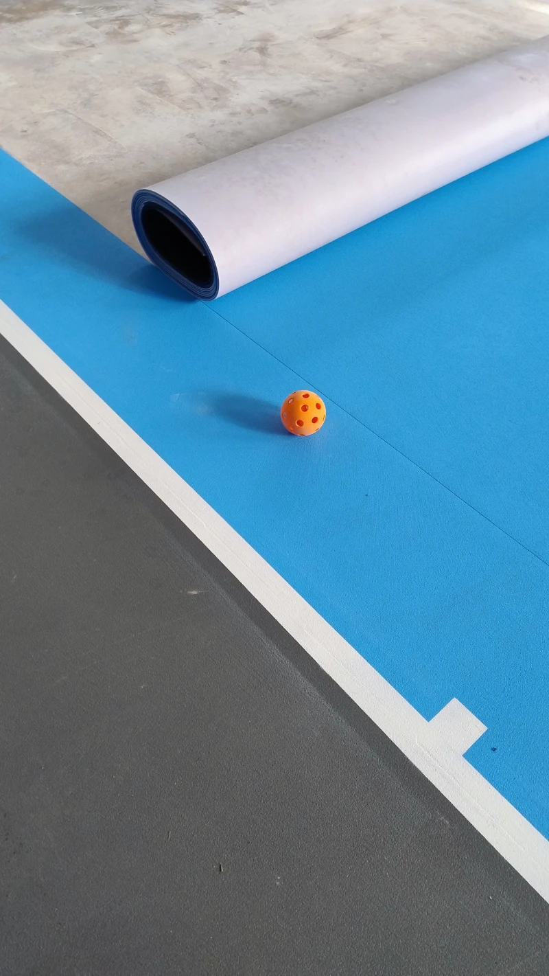 PickRoll Pro srotolato su campo da pickleball con pallina arancione