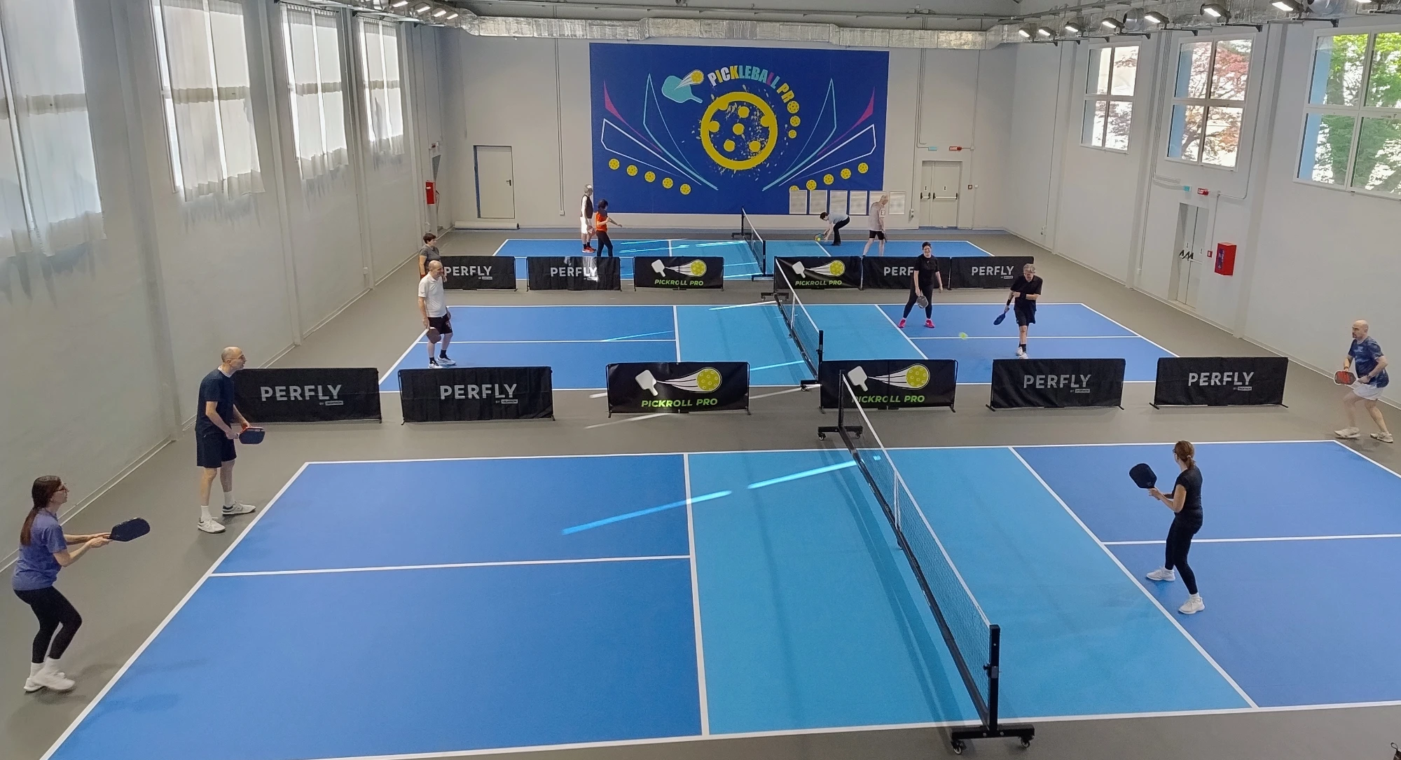 PickRoll Pro srotolato su campo da pickleball con pallina arancione